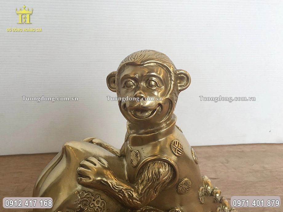 Gương mặt tươi vui của con khỉ được chạm khắc sắc nét